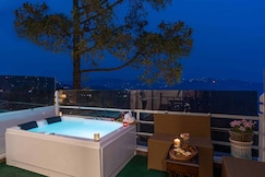 StayVista at Bellevue w/ Outdoor Jacuzzi, Kasauli