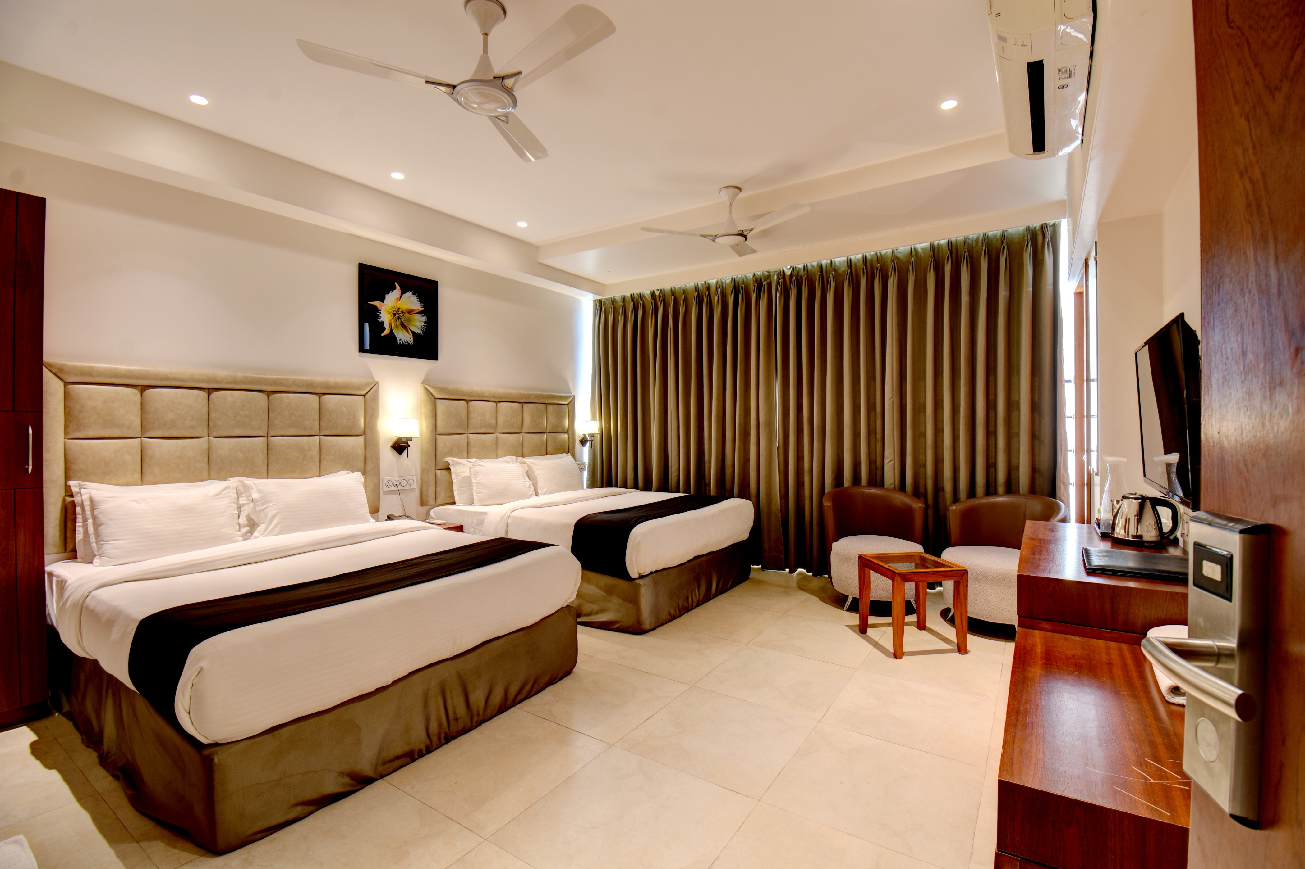 Deluxe Family AC Room (2 Queen Size Beds) 1