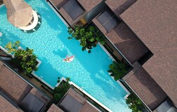 Central Pool Opale Swim-Up Bar