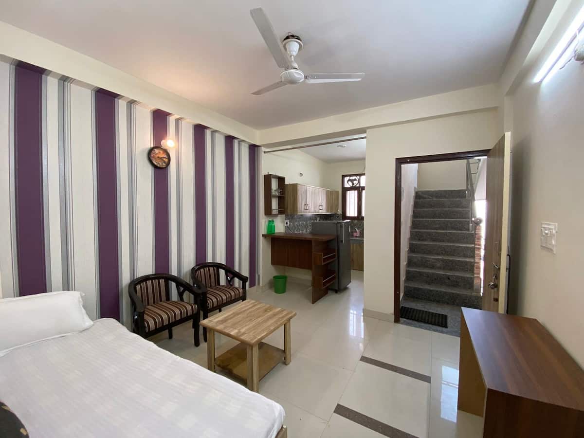 Leo Studio Apartment - Tap to explore photos