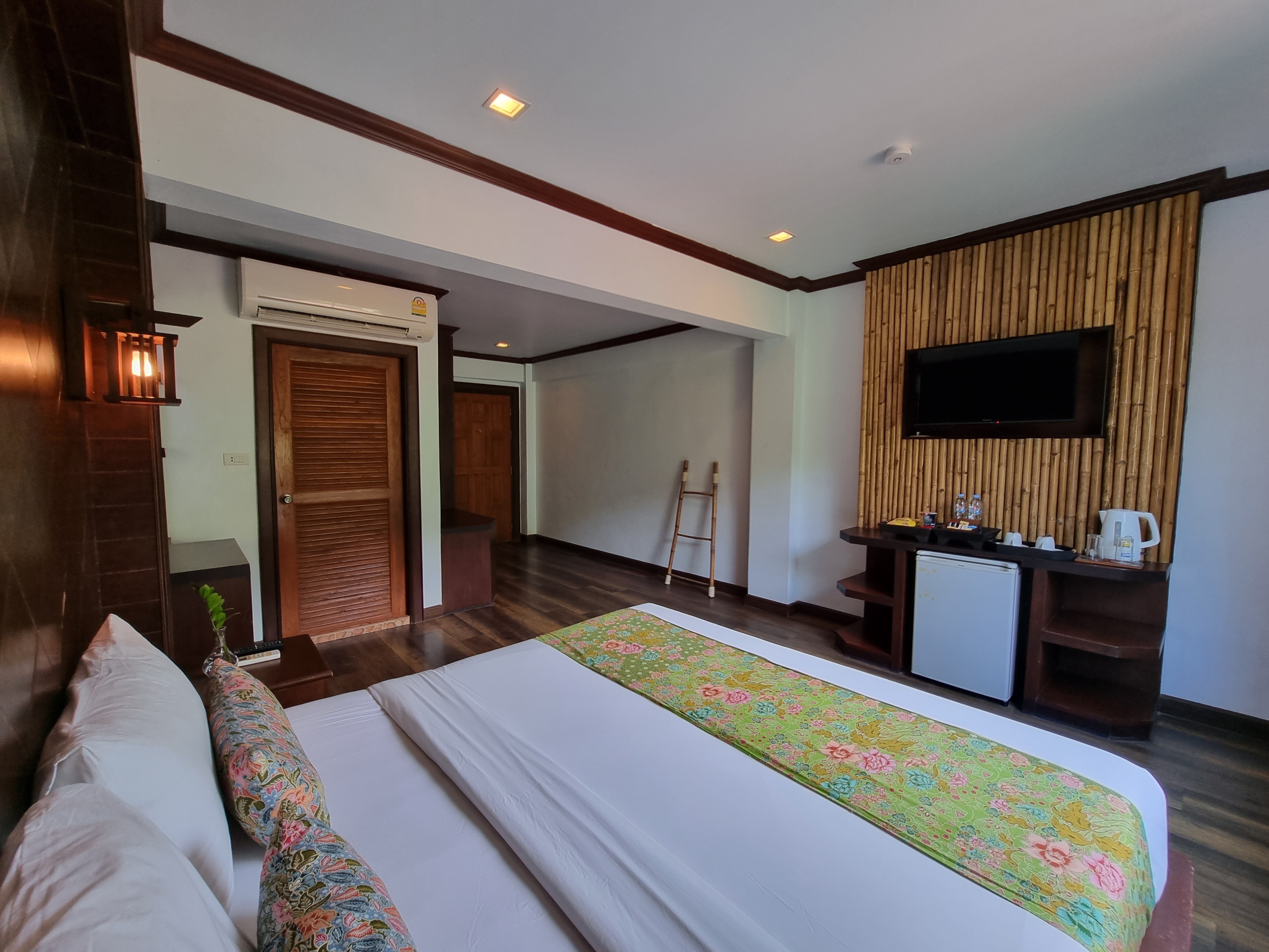 Railay Phutawan Resort - Tap to explore photos