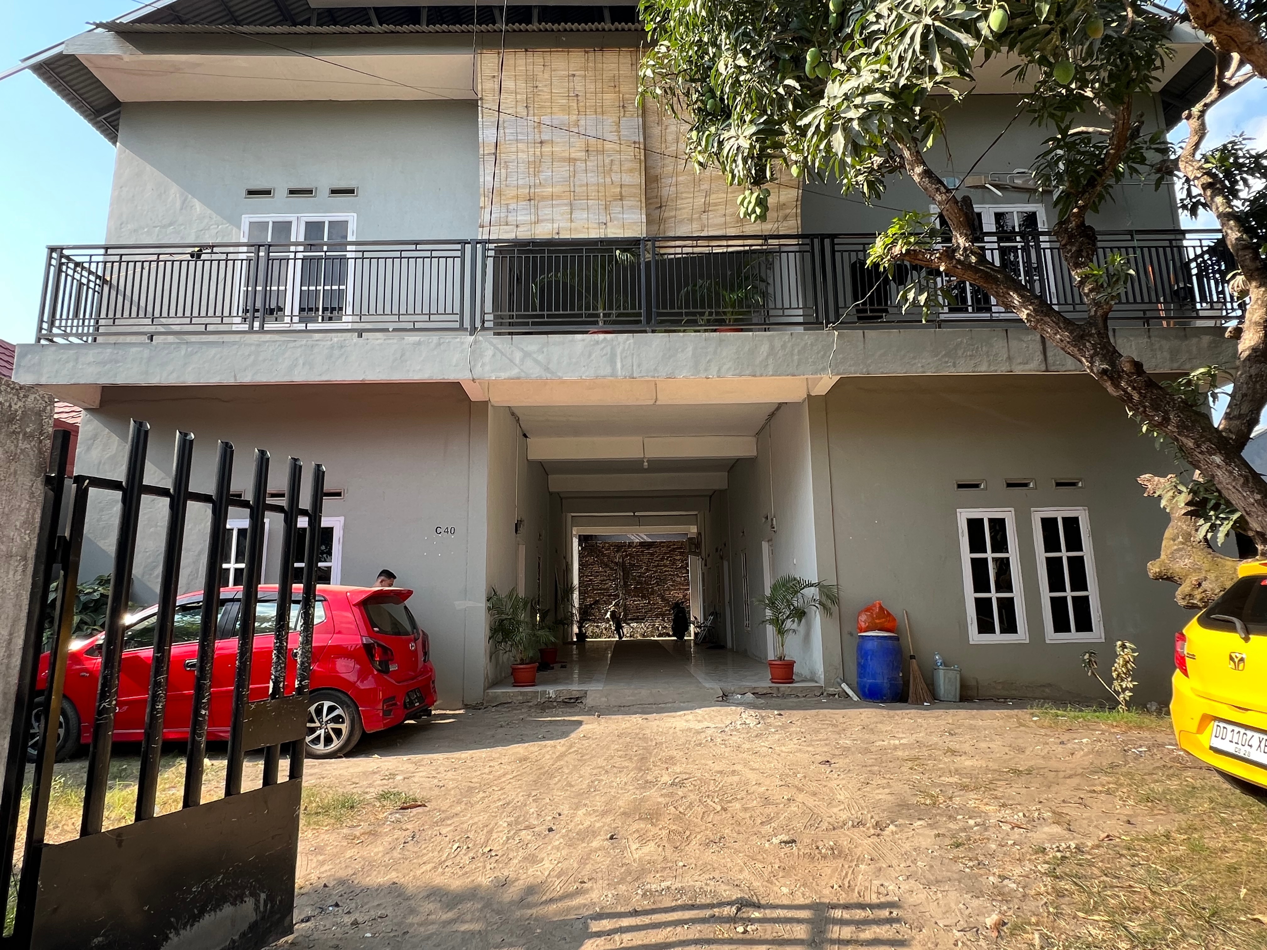 OYO 93137 Kost Maharaja - Tap to explore photos