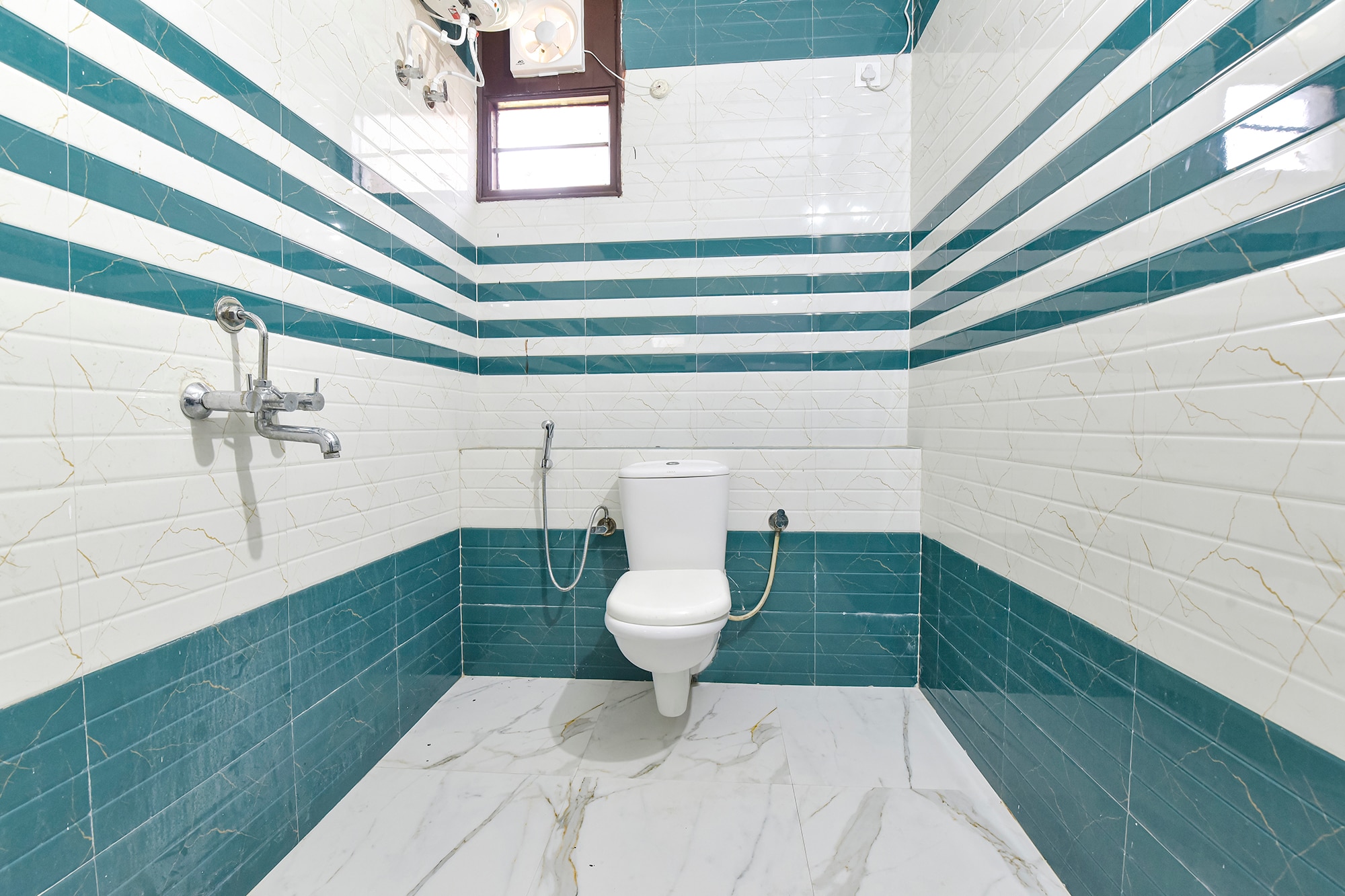 FabHotel Aayat Home Stay - Tap to explore photos