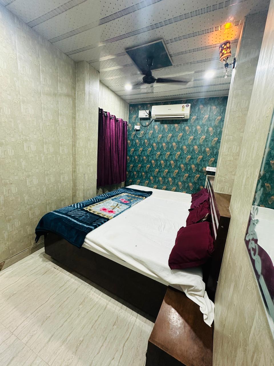 Bholenath Paying Guest House - Tap to explore photos