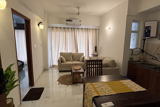 Modern 1BHK Suite-Stay Near Expo