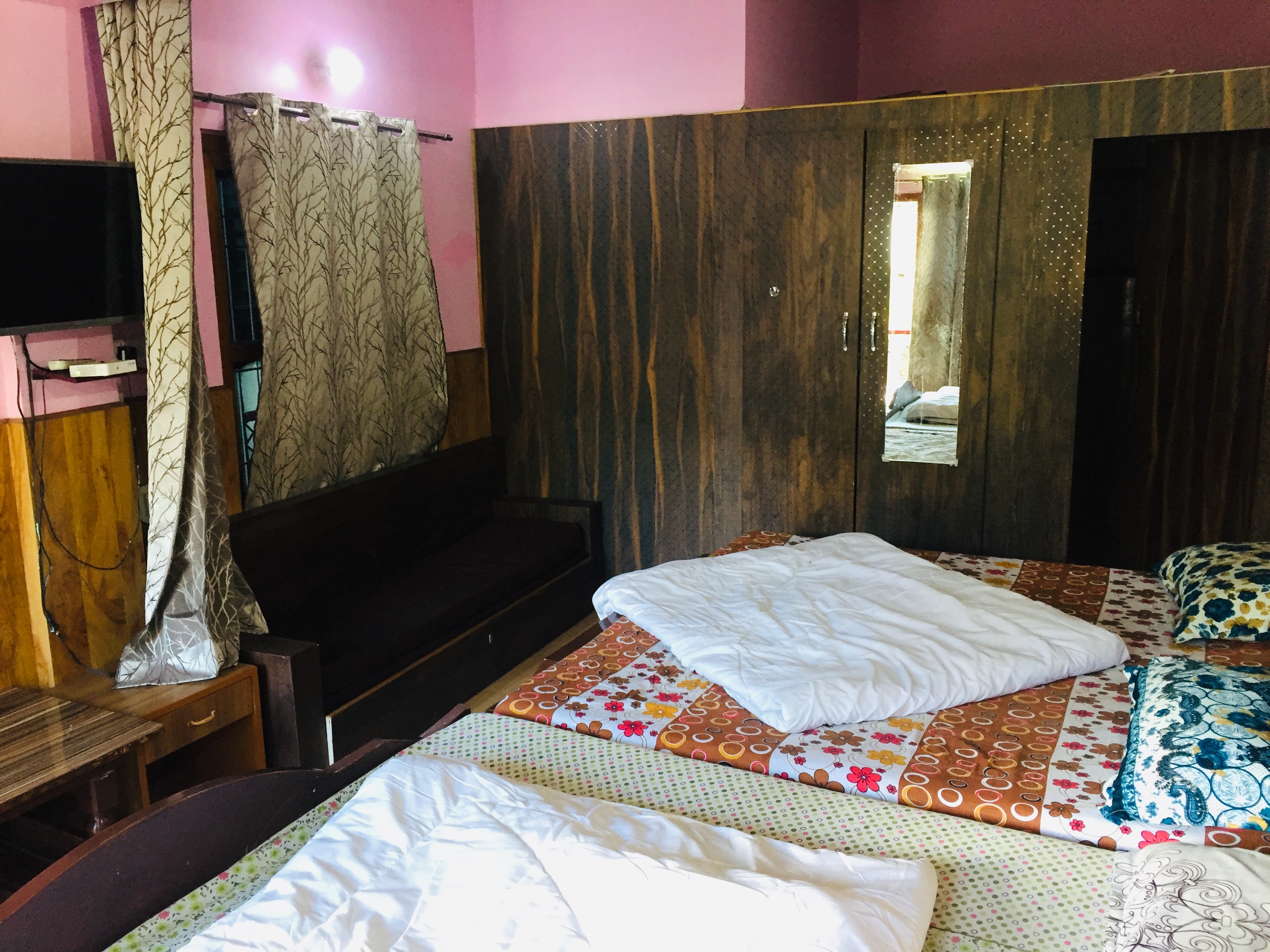 Shiva Guest House(200m from mall road) - Tap to explore photos