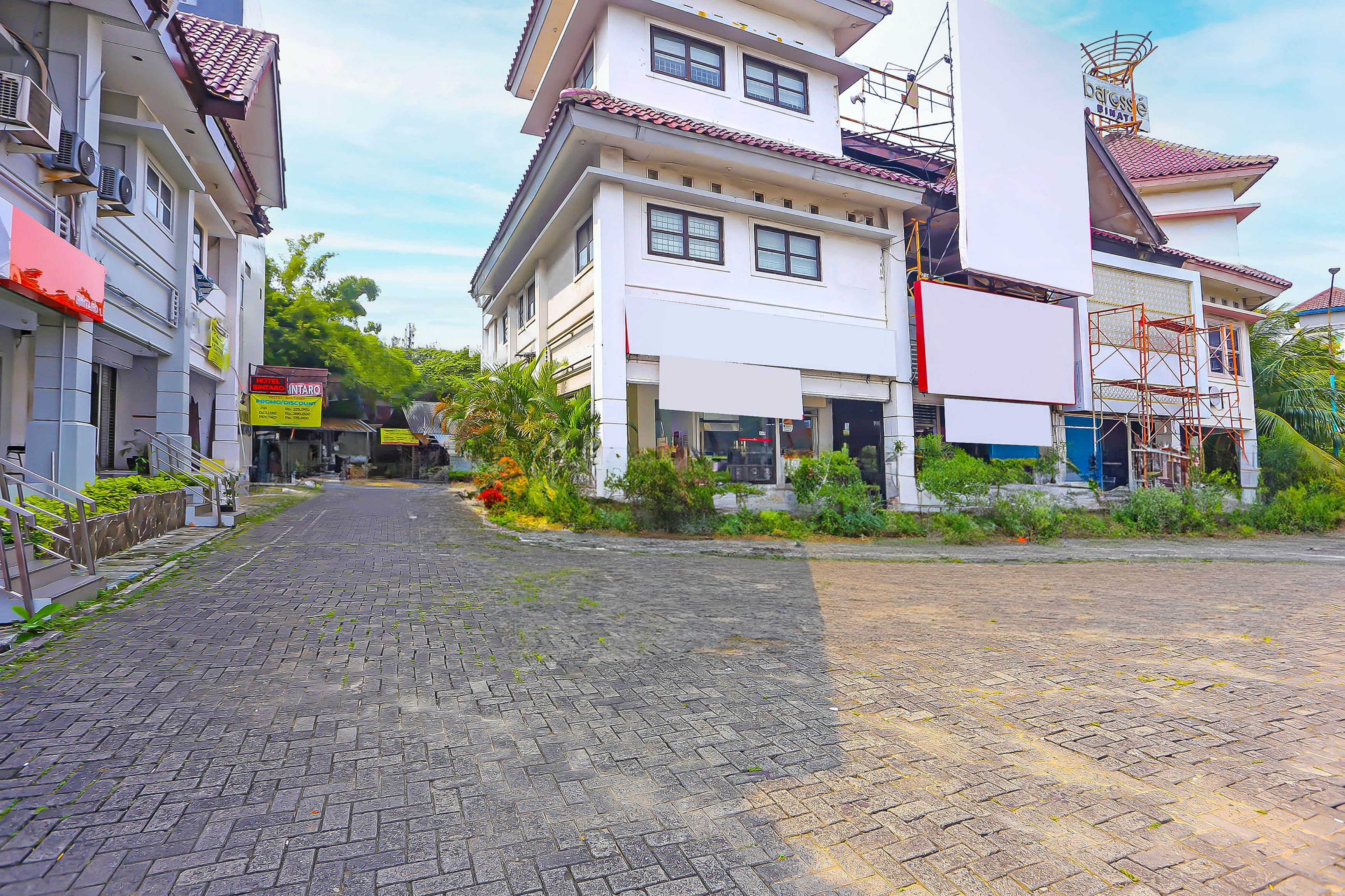 OYO 92677 Hotel Bintaro - Tap to explore photos