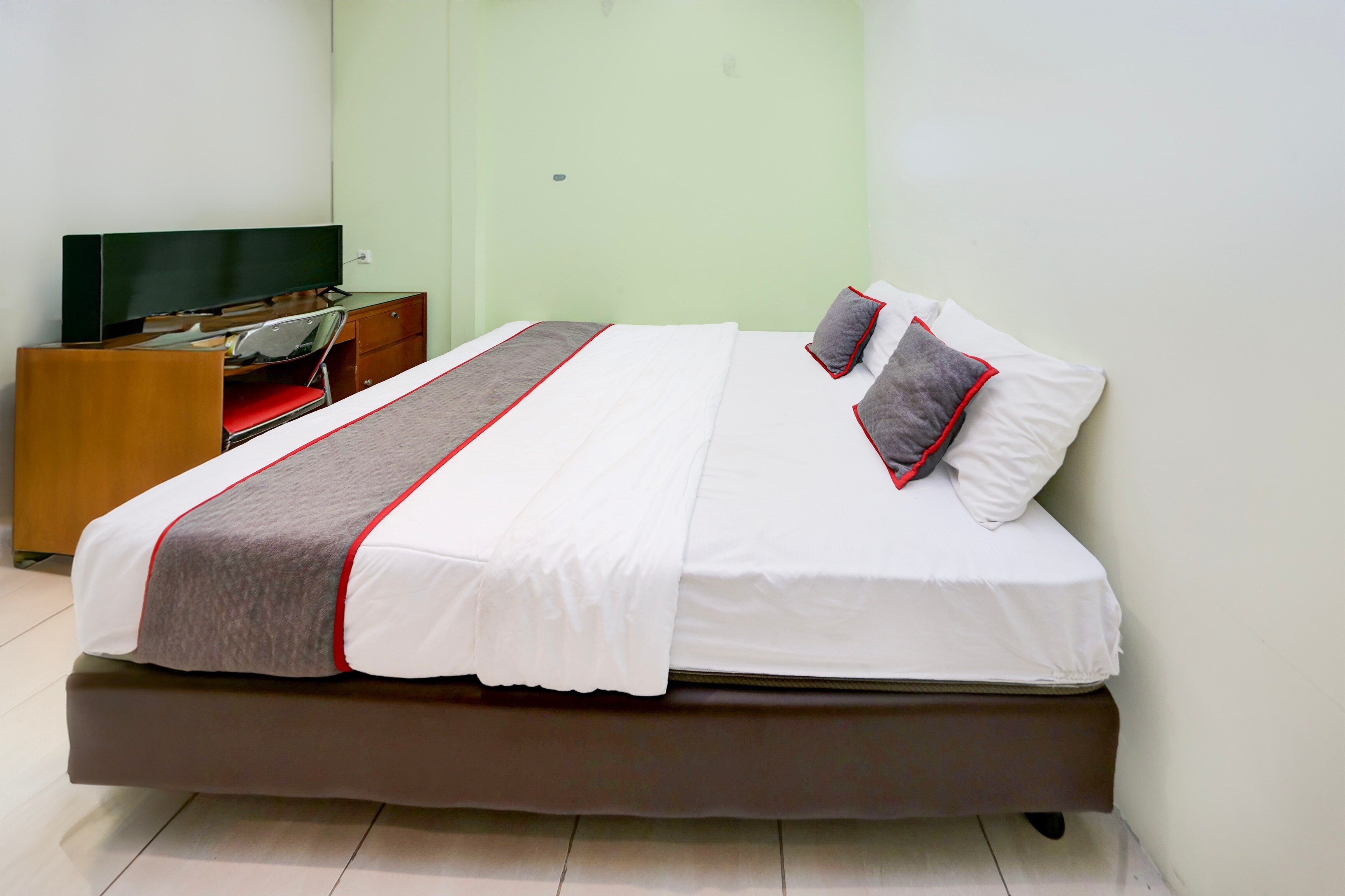 Hotel O Tangerang Near Supermall Karawaci  Formerly Bromo 18 - Tap to explore photos