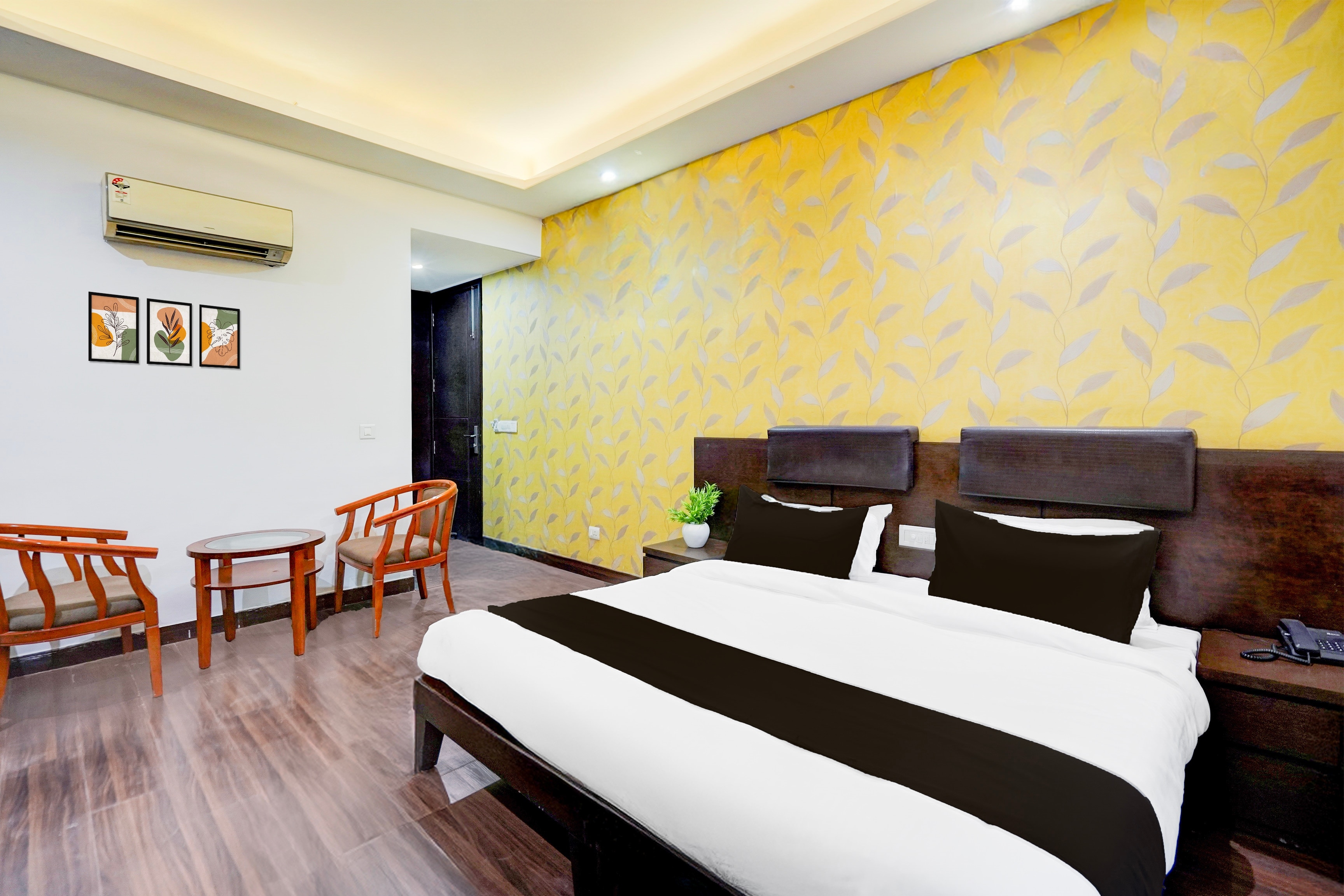 Super Townhouse Sector 51 Noida Near Metro Station - Tap to explore photos