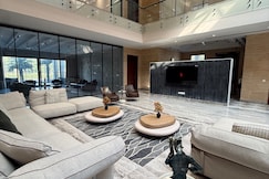Ultra Luxury 7BHK Estate I Pool, Grand Lawn and Tubs, Delhi