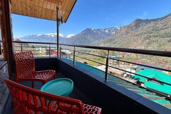 Enjoy an attic stay with work kitchen living, Manali