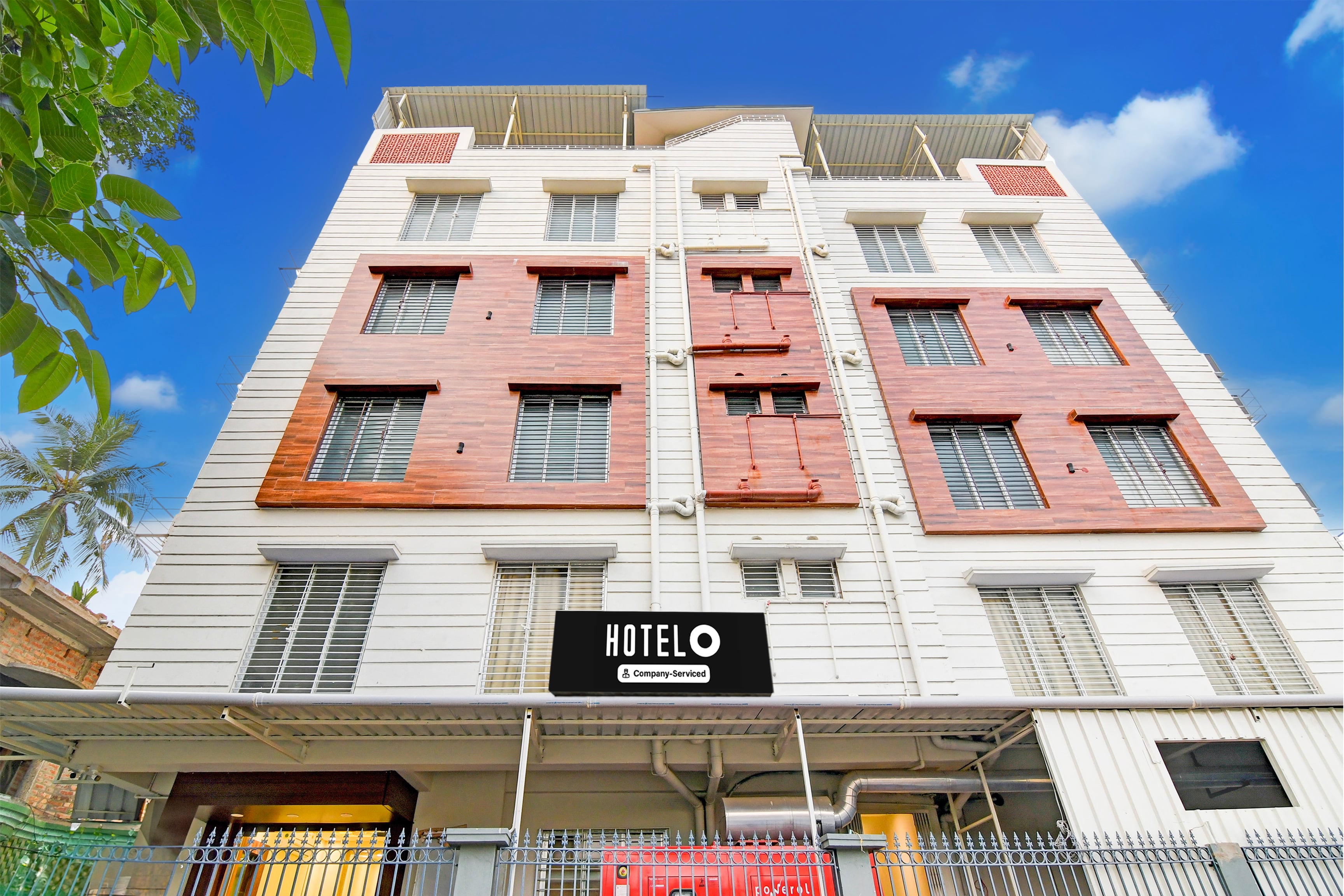 Super Townhouse Kaikhali Near Airport - Tap to explore photos