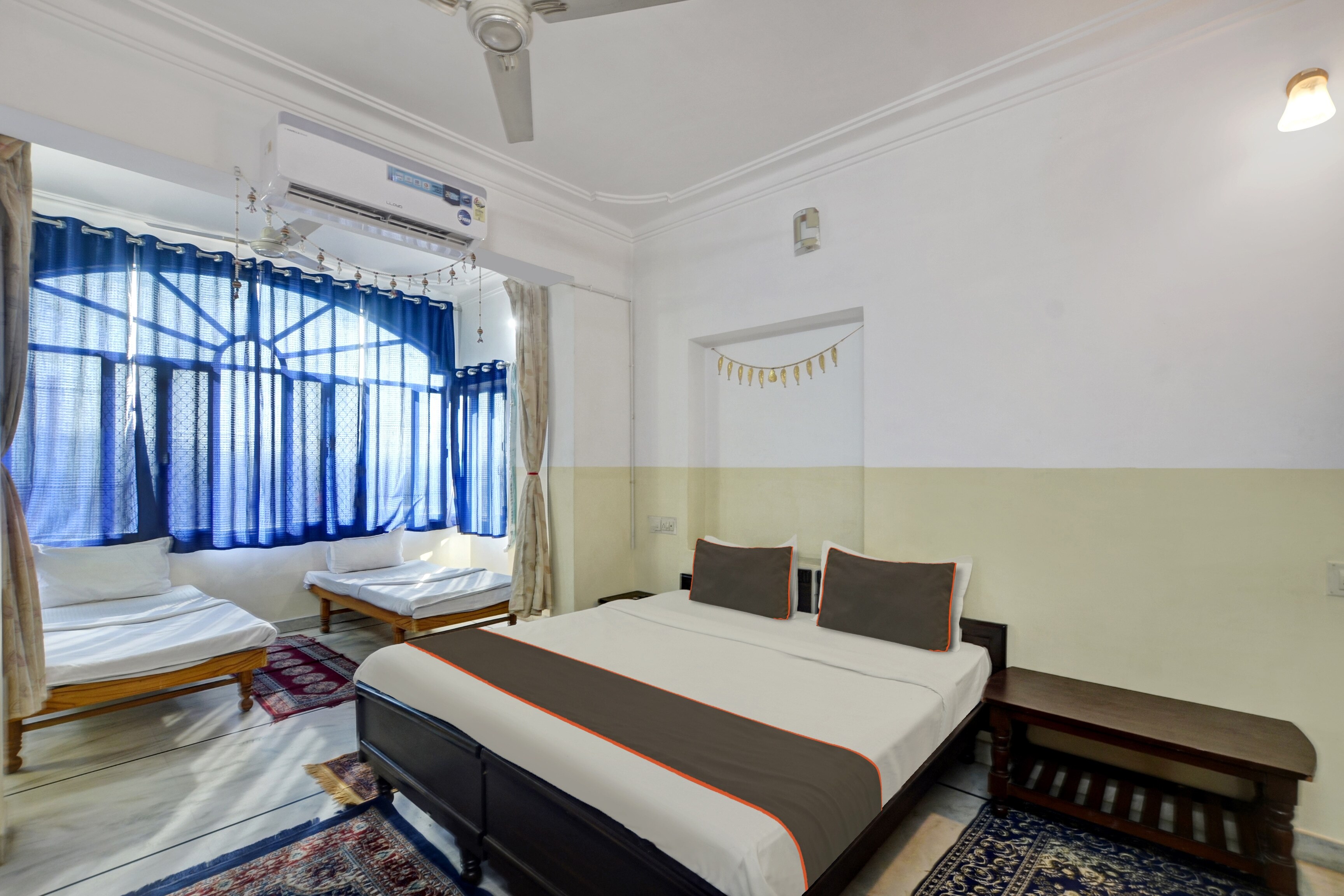 Collection O Hotel Girnar Villa - Tap to explore photos