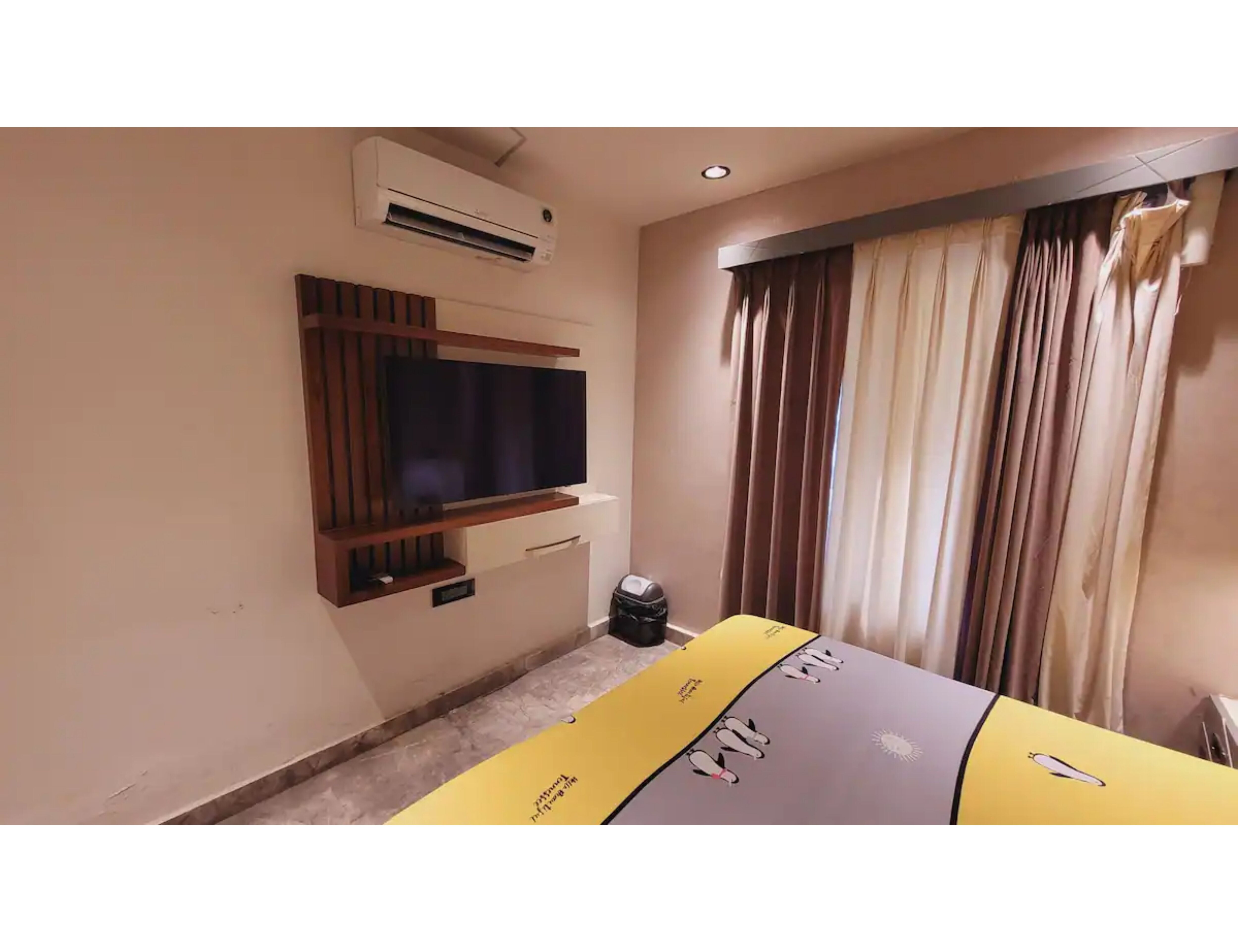 Baikunth The Luxury Apartment 10 mins from Rithala Metro station - Tap to explore photos