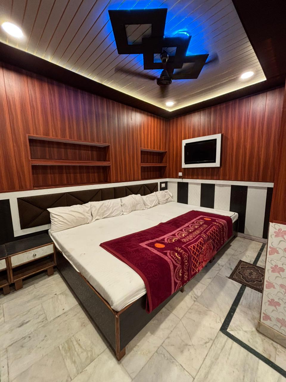 OM SAI PAYING GUEST HOUSE - Tap to explore photos