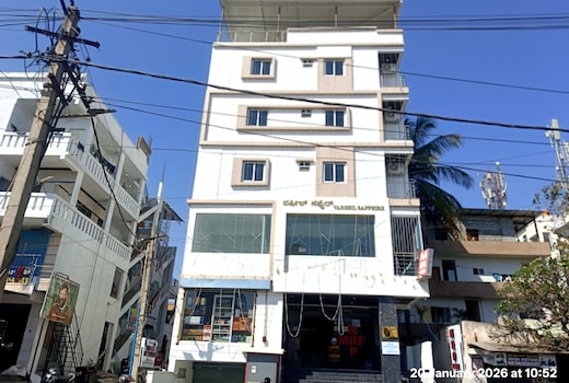 Hotel O V.K Deluxe Rooms