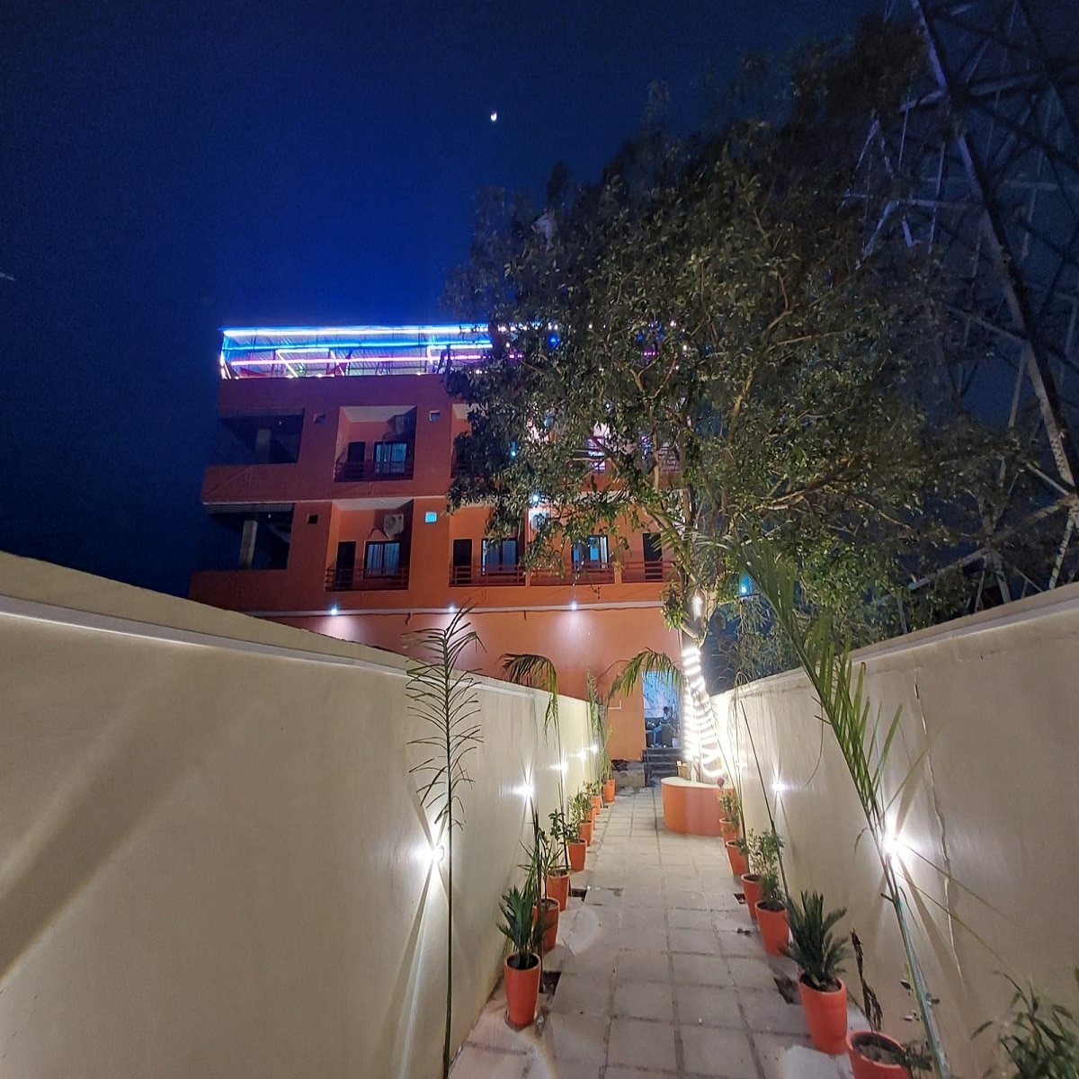 Shri Paying Guest House - Tap to explore photos