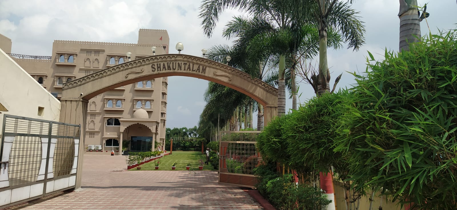 Hotel Shakuntalam Royal Palace entrance