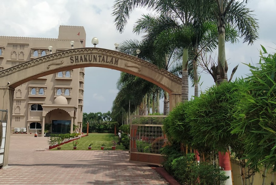 Hotel Shakuntalam Royal Palace entrance