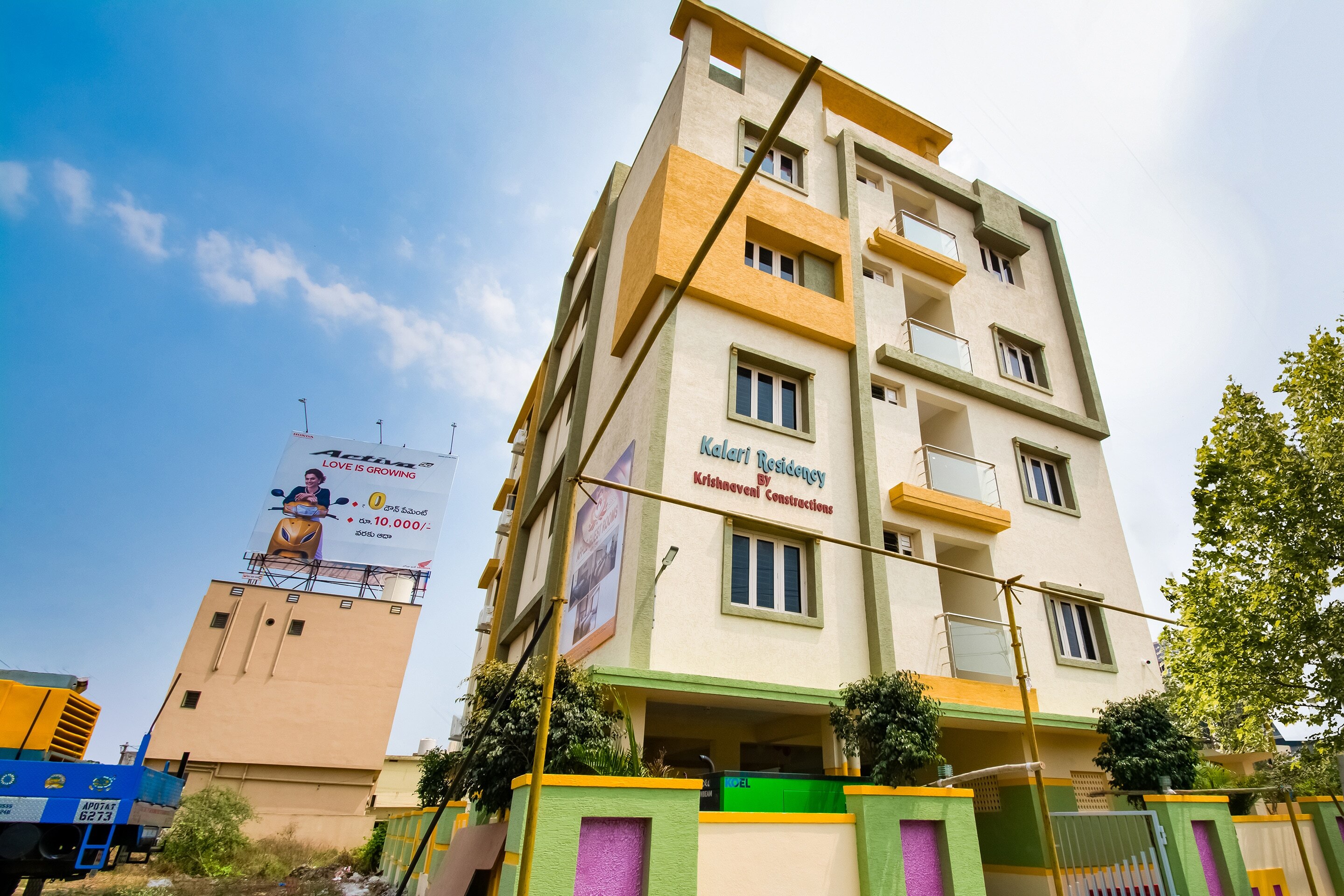 OYO Flagship 811400 Apple Guest Rooms - Tap to explore photos