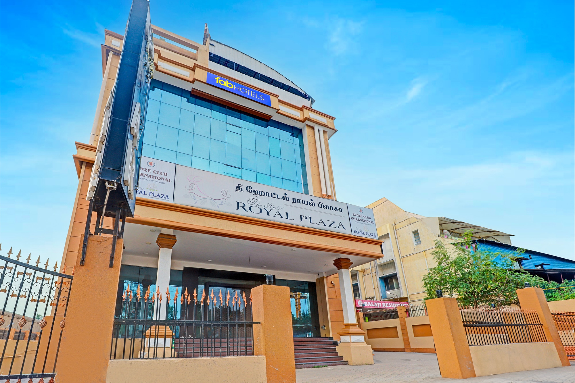 FabHotel The Royal Plaza - Koyambedu - Tap to explore photos
