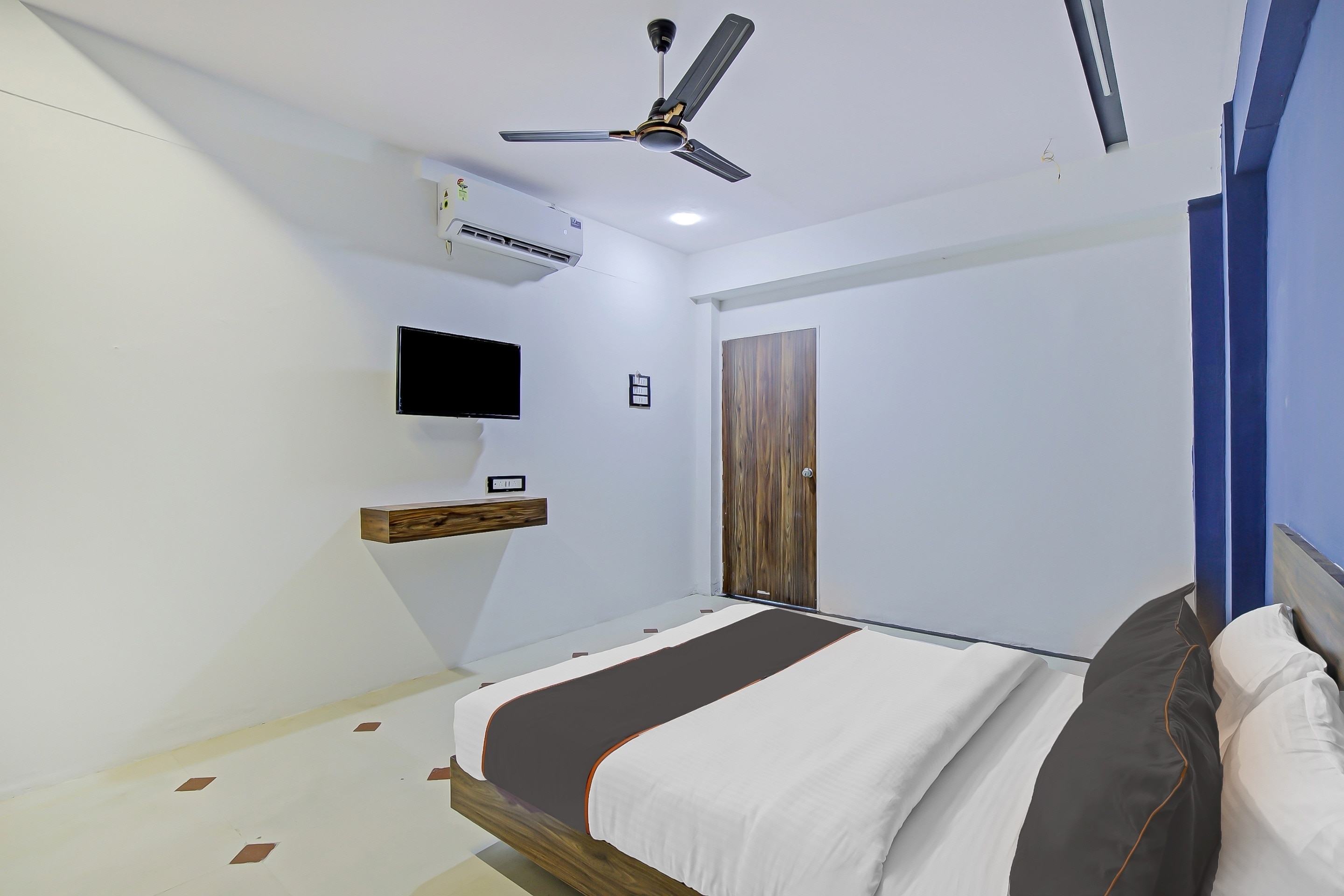 Collection O Rudrajyot Hotel - Tap to explore photos