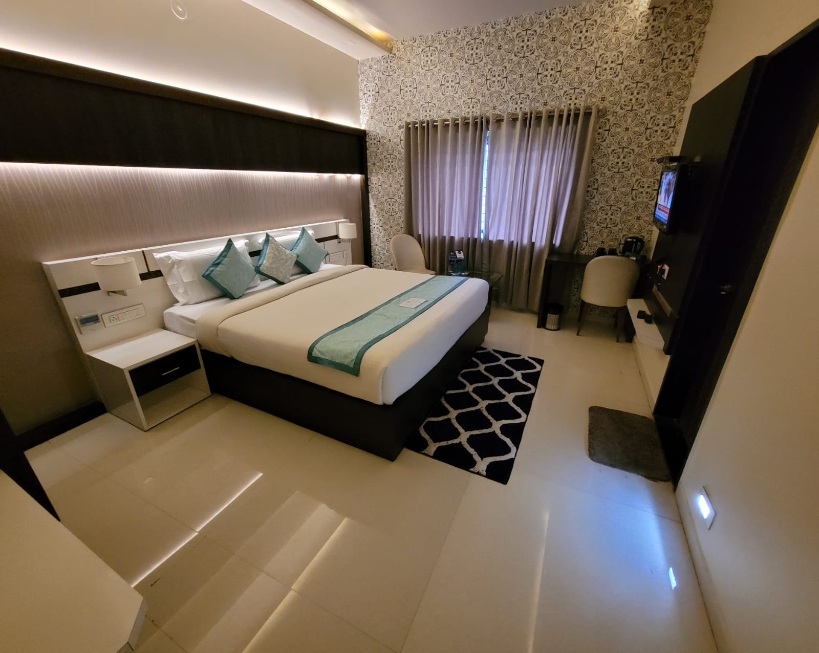 HOTEL KANISHKA INTERNATIONAL - Tap to explore photos