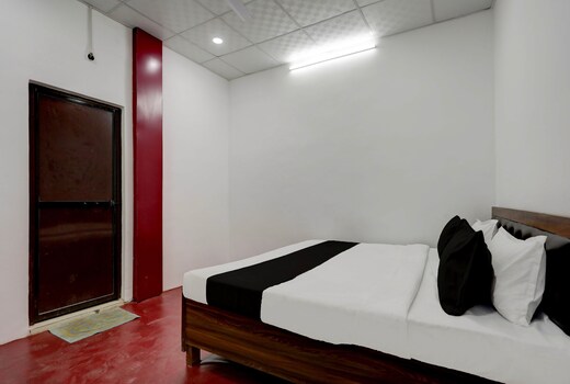 OYO 823935 Hotel Awadh Inn