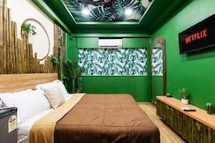 Tropical Room with a Bathtub, Alibaug