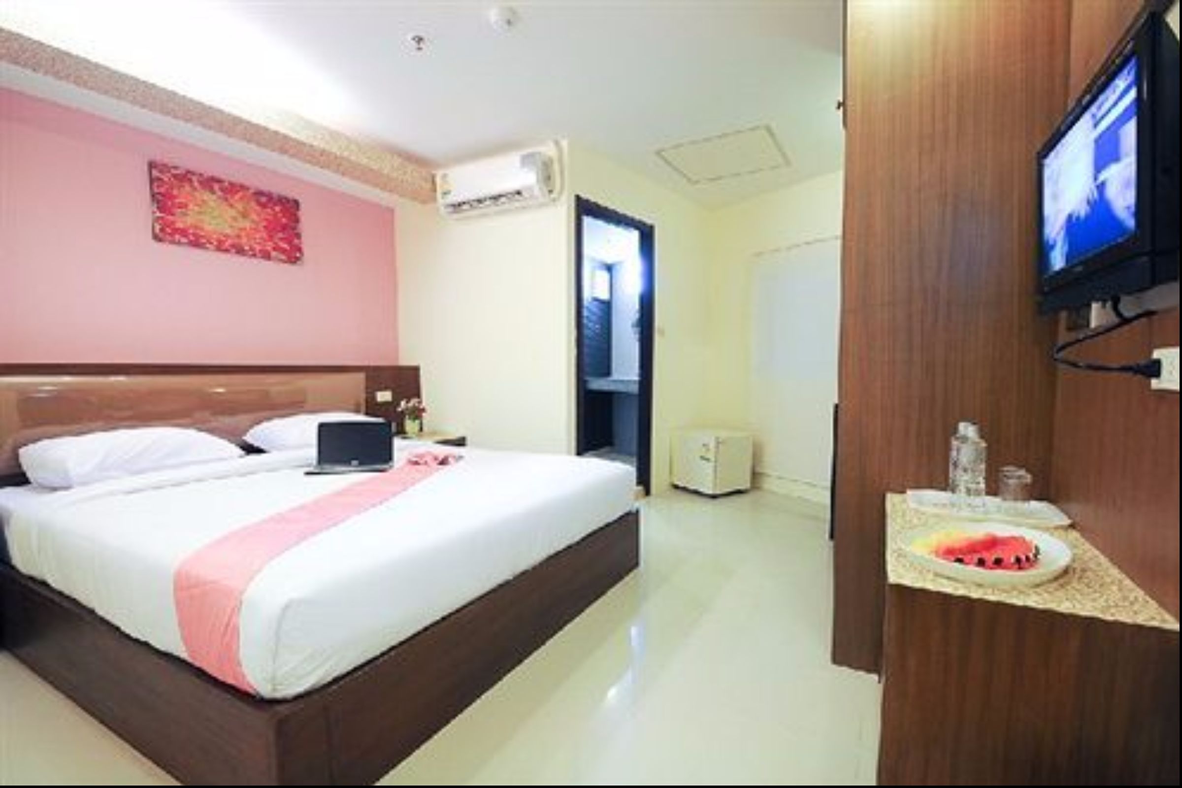 Royal Express Inn Sukhumvit - Tap to explore photos