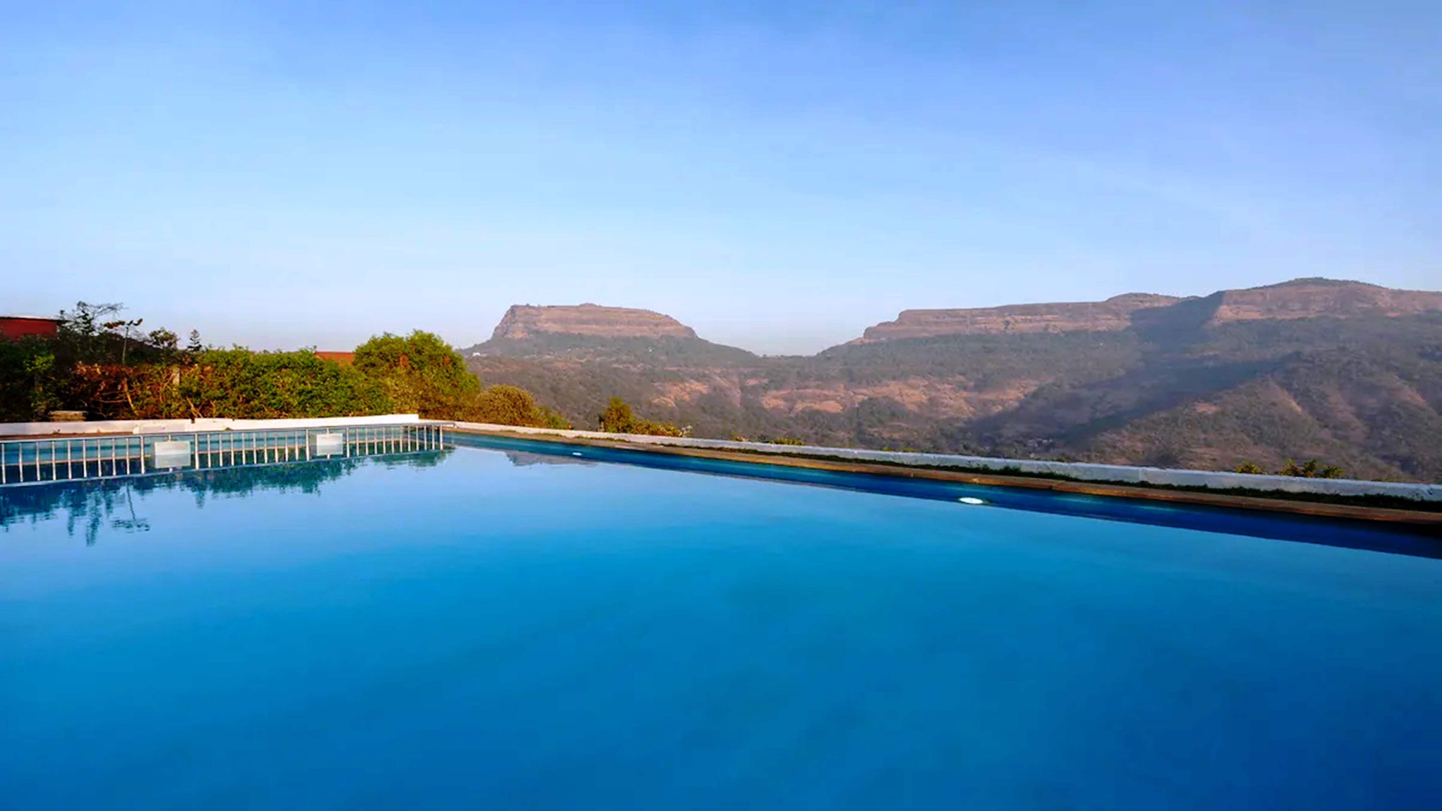 The Arowana Cliff 4BHK with Pvt Pool and Chef - Tap to explore photos