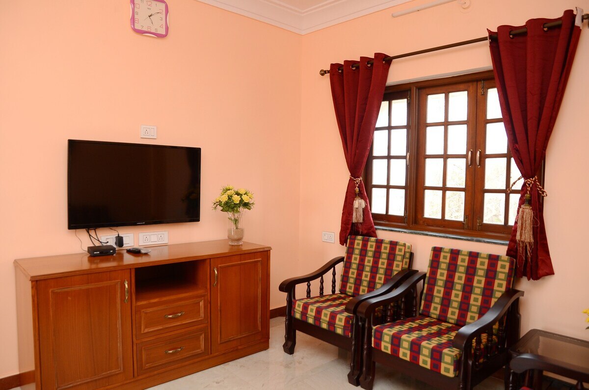 Vista Bellaire 2BHK AC apt in Dona Paul - Tap to explore photos