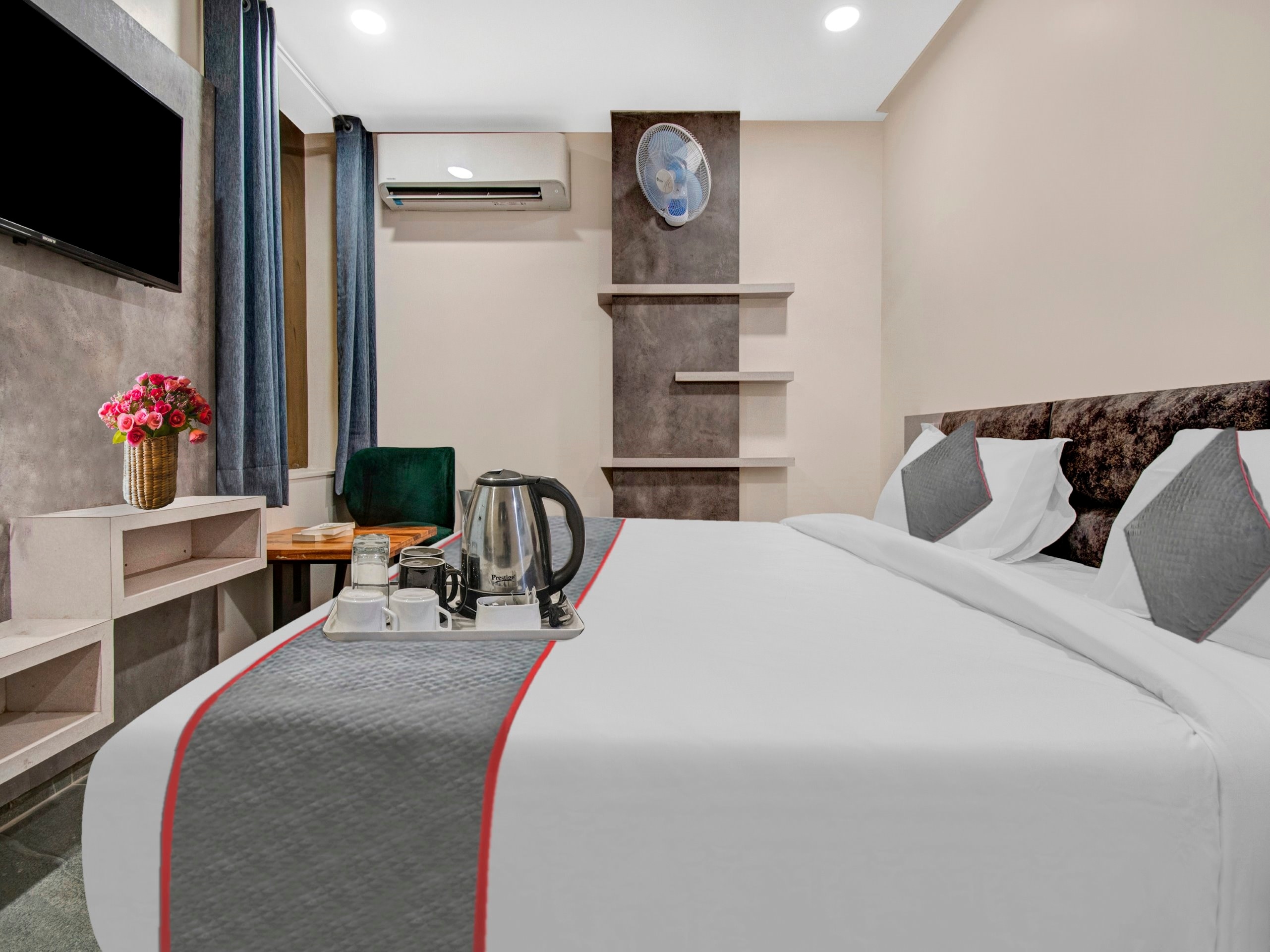 Super Townhouse OAK Hotel Rudra - Tap to explore photos