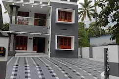 VAR Teak Haus AC 4BHK 10 min drive beach cliff, Varkala