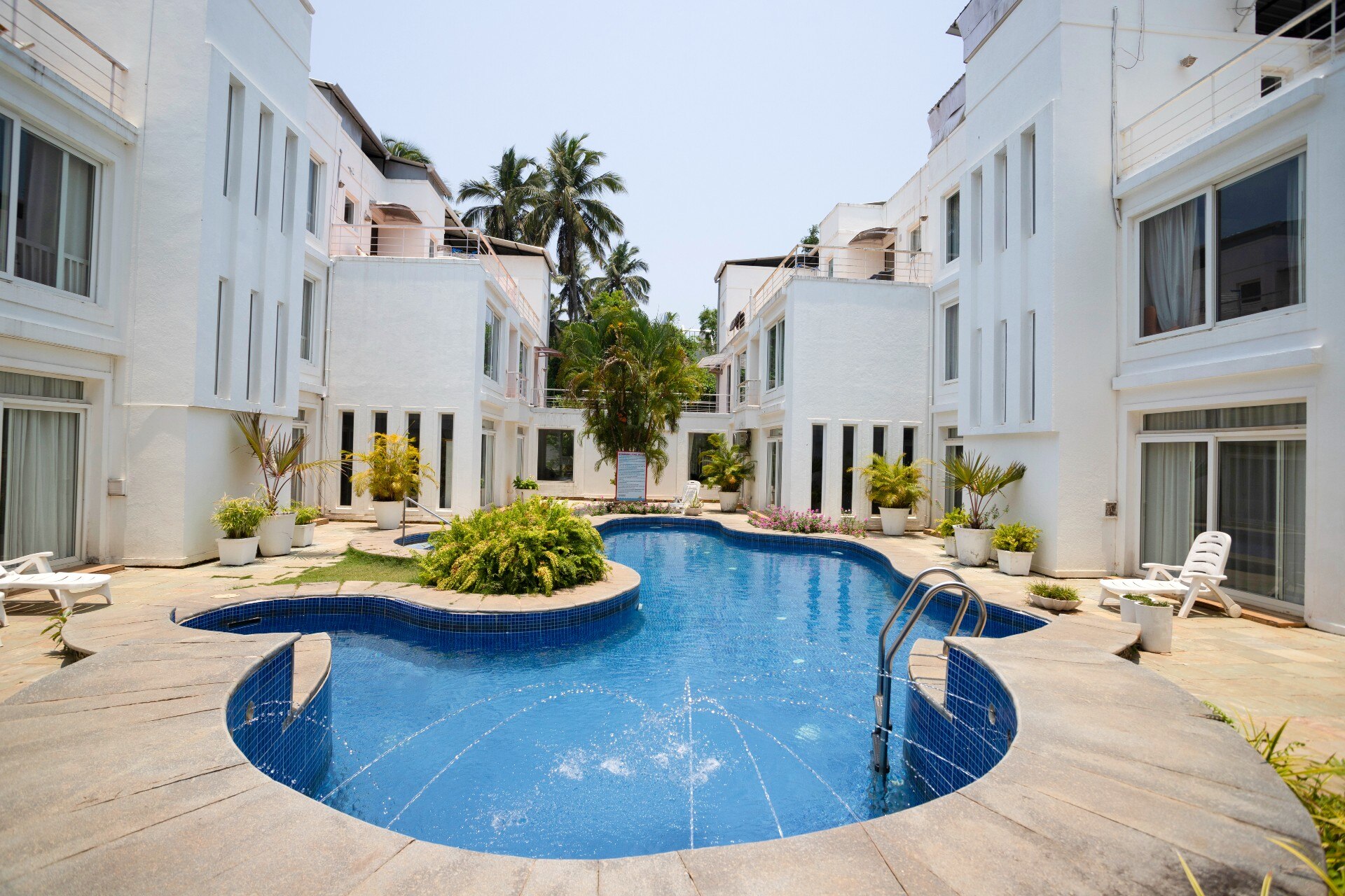 Aspire JiaVilla6 Luxury 4Bhk WiFi Pool Beach700m - Tap to explore photos