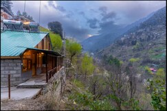 Jacuzzi Cabin Retreat Bastiat Stays, Gushaini