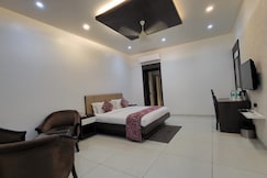 Jhansi Hotel, Mauranipur