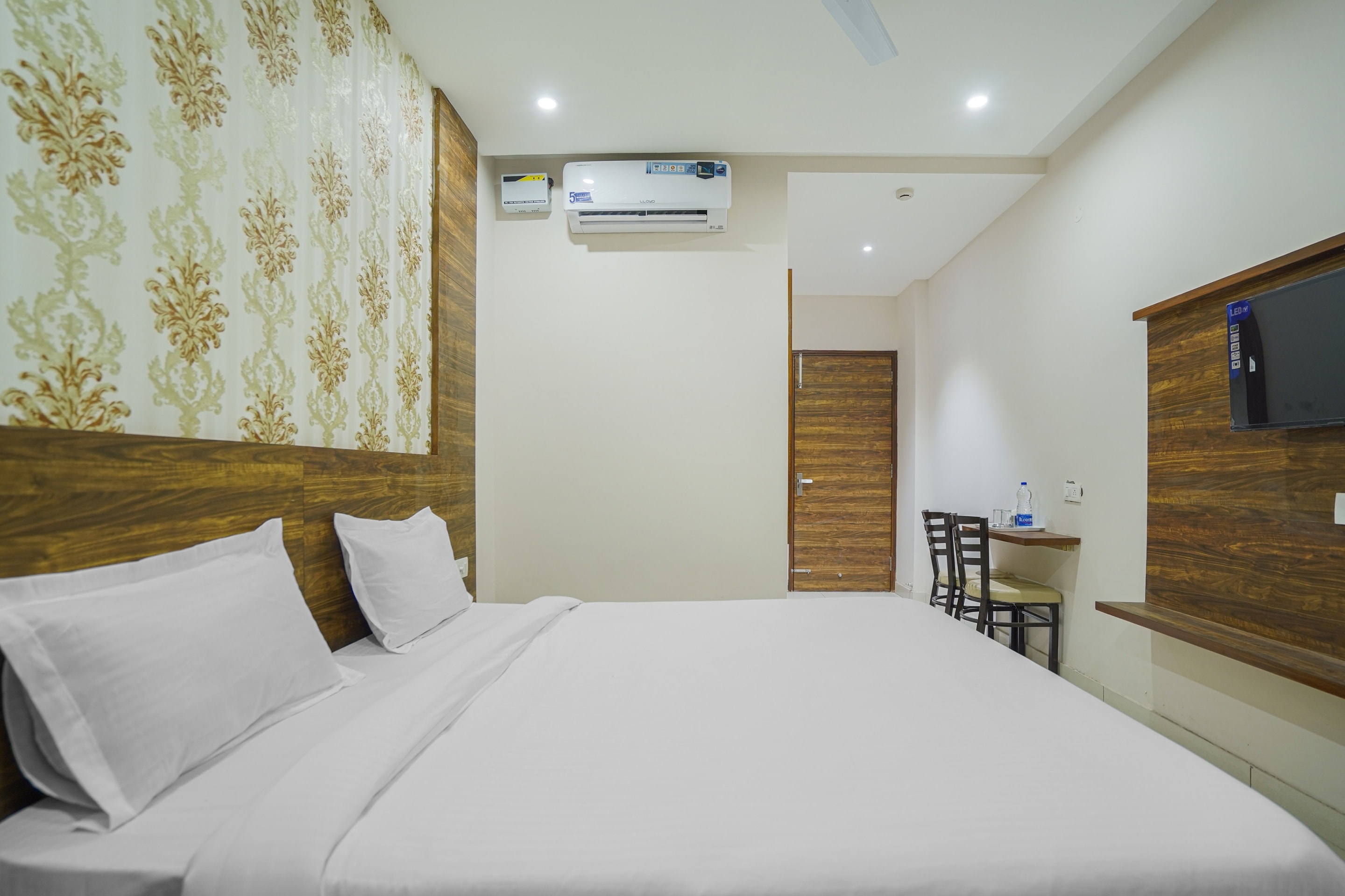 Townhouse HC Mohali Inn - Tap to explore photos