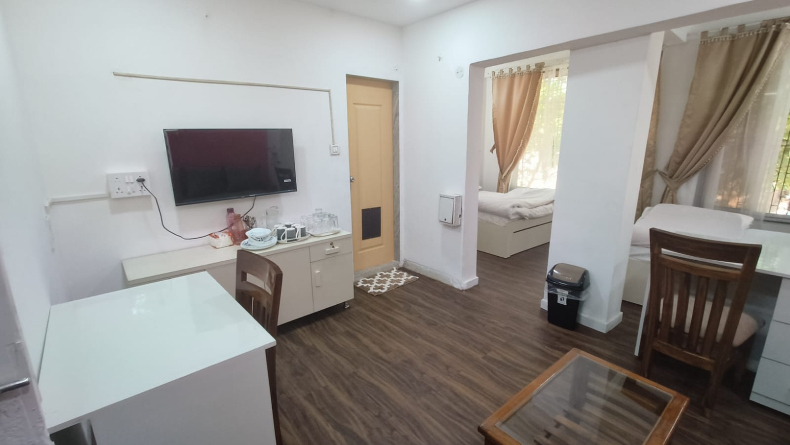 Huge private room for 6- Andheri West - Tap to explore photos