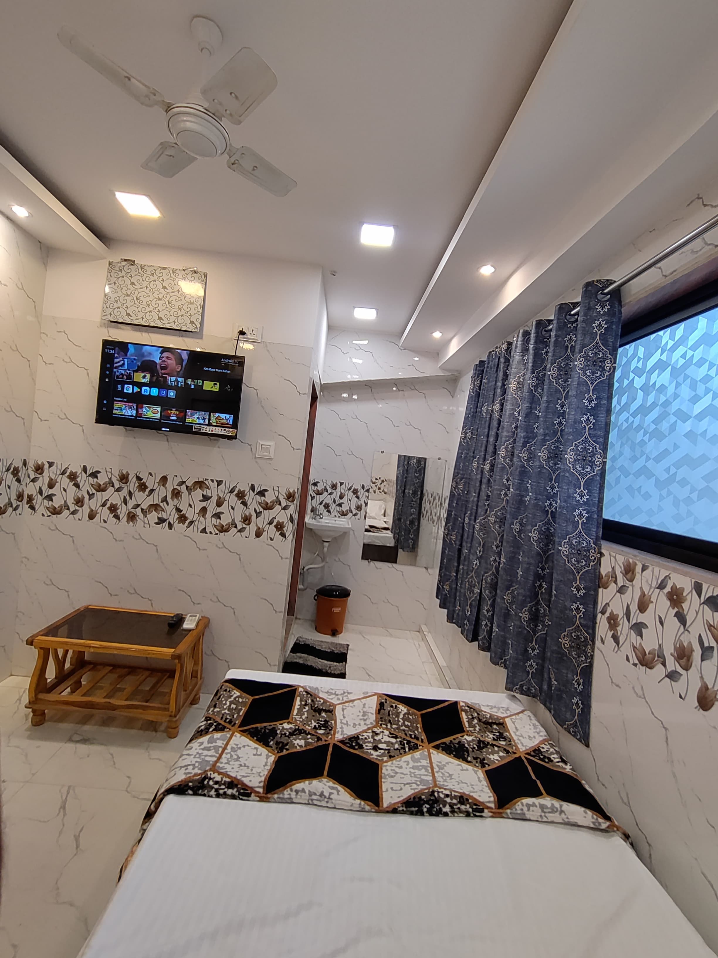 Relax hotel kurla - Tap to explore photos