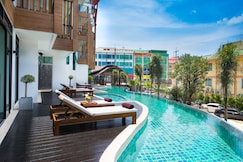 The Lunar Patong, Phi Phi