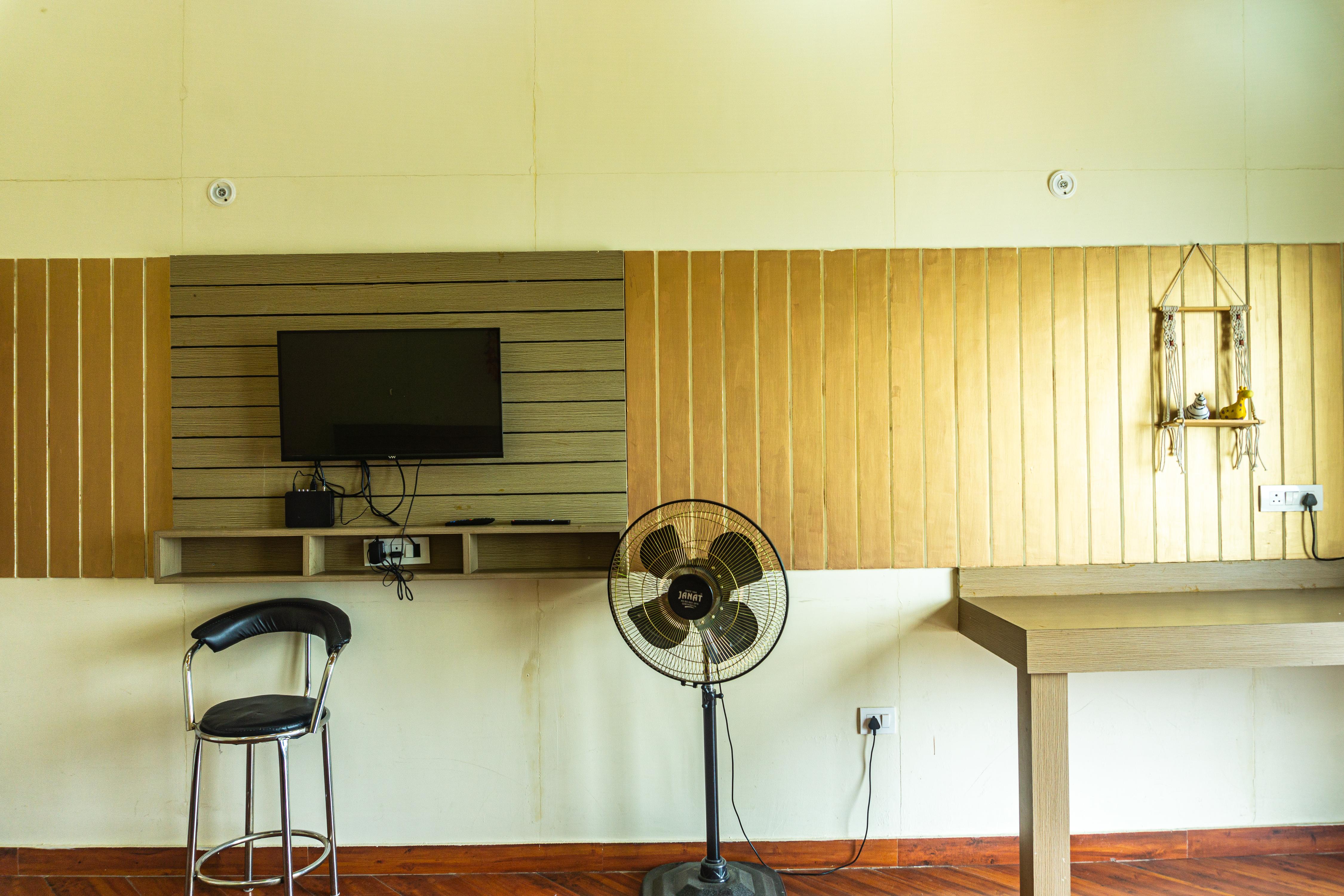 Raha Cottages |3BR| in Mussoorie by Homeyhuts - Tap to explore photos