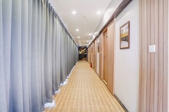 Hotel O Max, Surat
