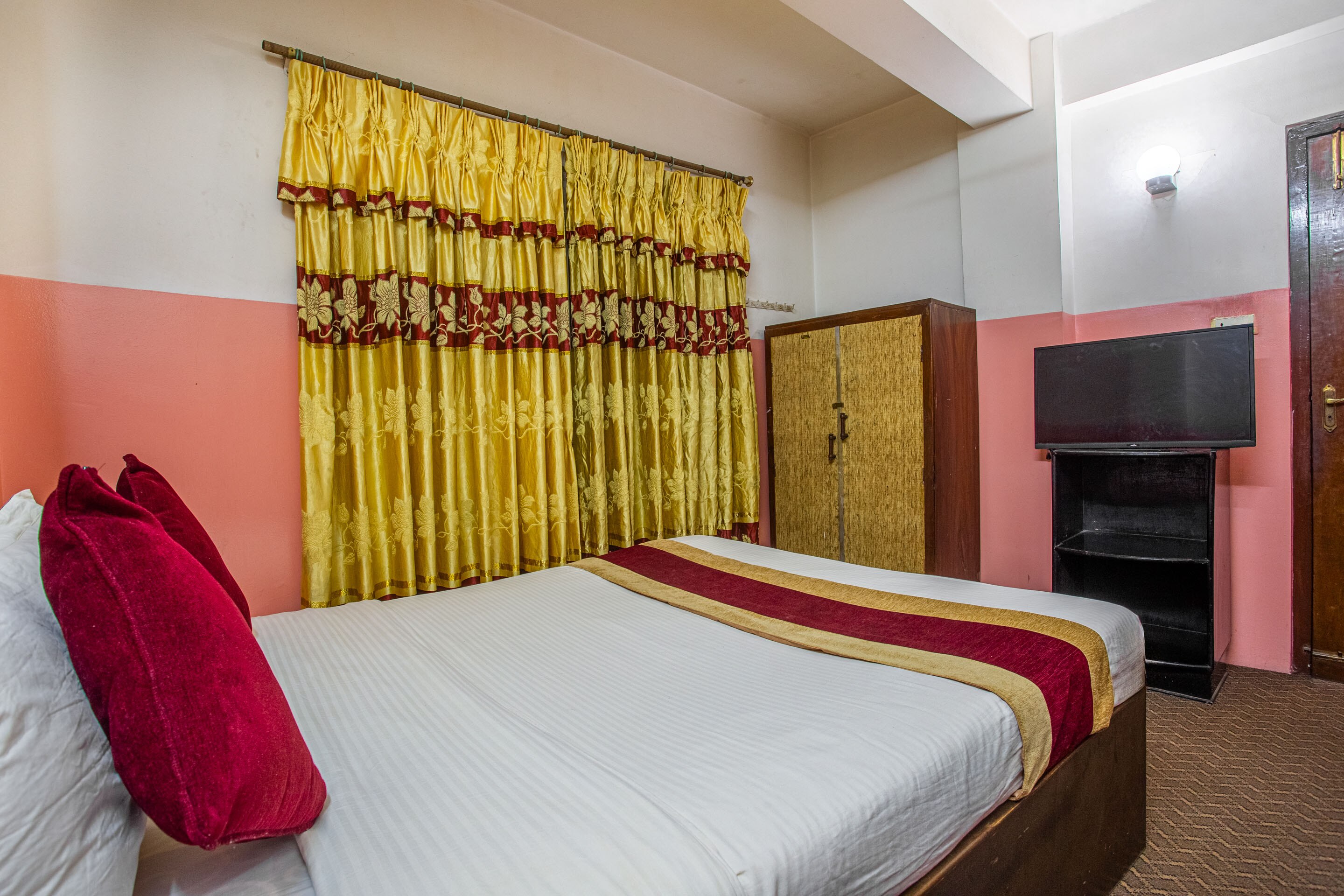 OYO 810 Hotel Peace Golden - Tap to explore photos