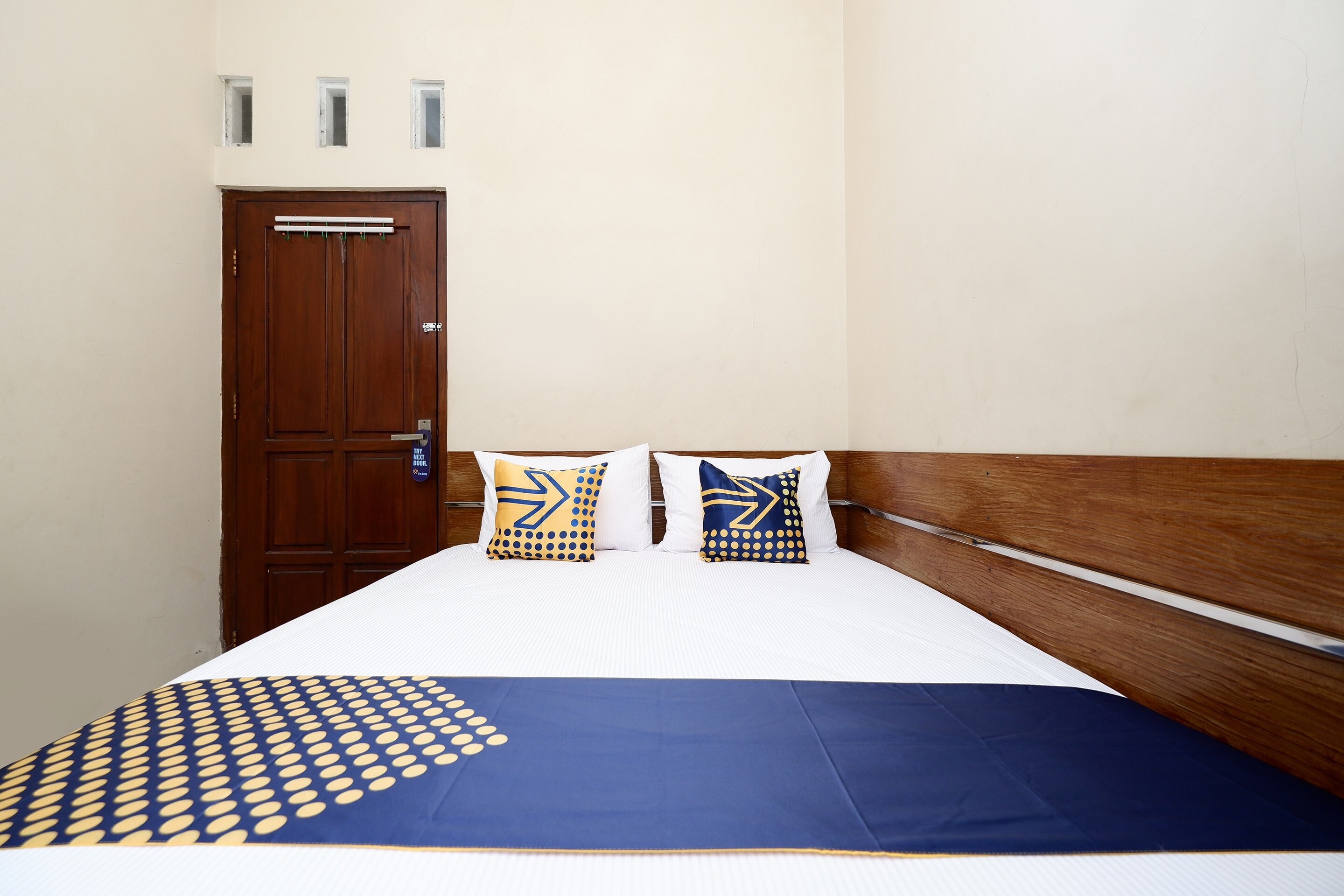 Super OYO 2209 Solo Point Guest House Syariah - Tap to explore photos