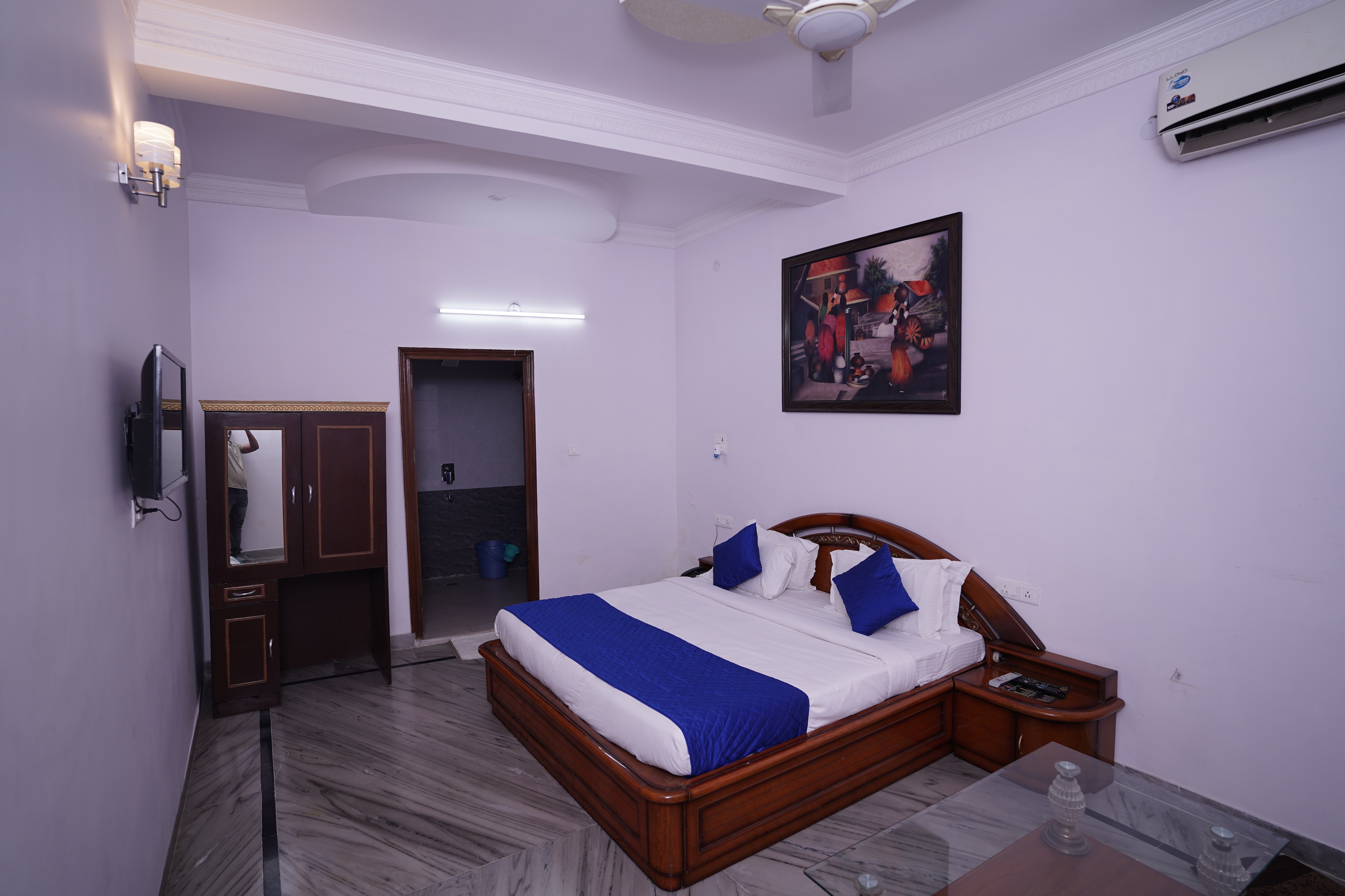 Hotel Lecston @Yashobhoomi Dwarka Sector 25 metro station - Tap to explore photos