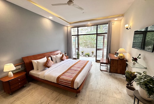 Grove Residency HauzKhas