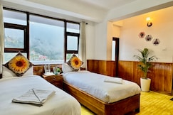 Batasia, Hillside Inn, Darjeeling