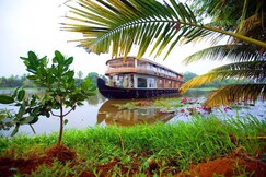 Whispering Waters Houseboat, Alleppey