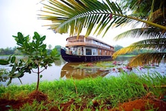Whispering Waters Houseboat, Alleppey